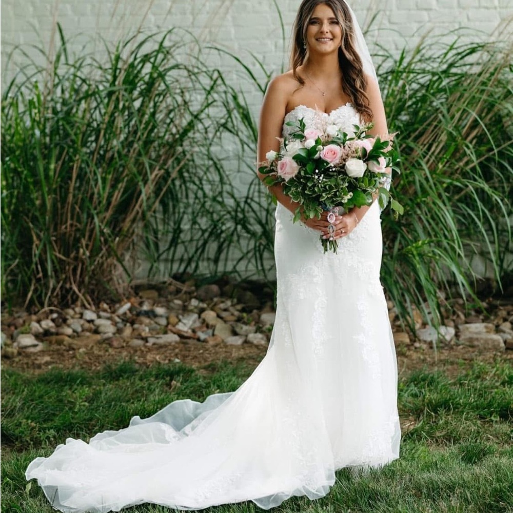 Elegant White Strapless Wedding Dress